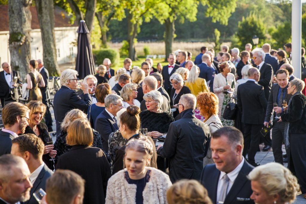 Över 350 gäster minglar på Gränsö Slott nya stenterrass