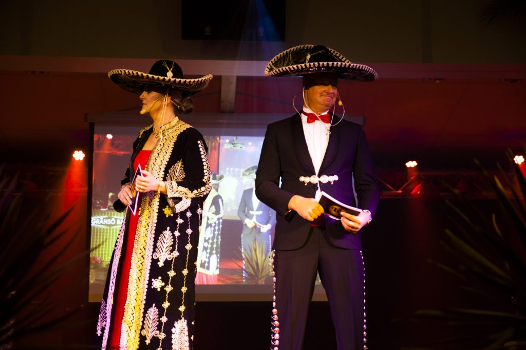 Värdparet för kvällen - Amanda Krafft och Niclas Rehnqvist i traditionella mexikanska festkläder