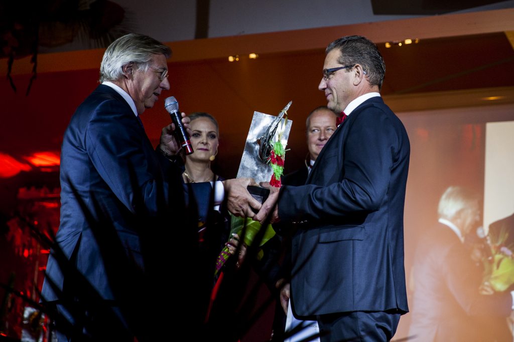Årets Entreprenör, Michael Carlsson, KustCamp Gamleby. Prisutdelare var Ulf Åberg från Västerviks Företagsgrupp