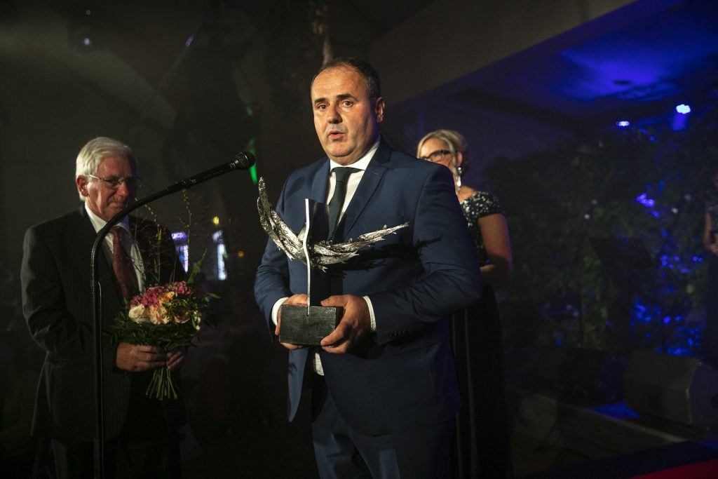 Priset Årets Företagsledare delades ut till Zlatan Golalic från företaget Plivit Trade. Priset delades ut av Lars Persson från Tjustgalans styrelse.