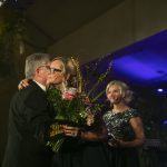 Årets värdpar Anna Jeansson och Christin Wahlman tackas av galageneralen Jan B Frey för en strålande insats