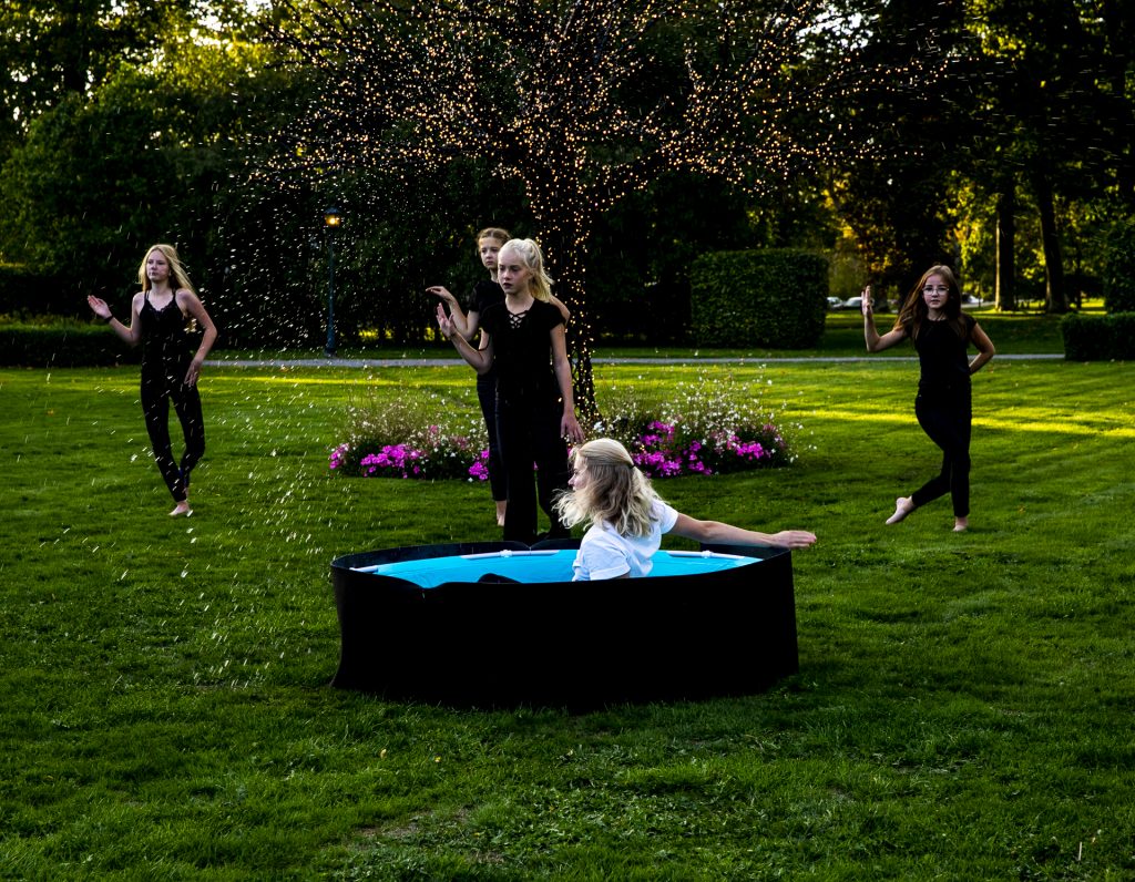 Korreografen Jill Wiendestolpe tillsammans med sina dansare inledde kvällens underhållning i Slottsparken