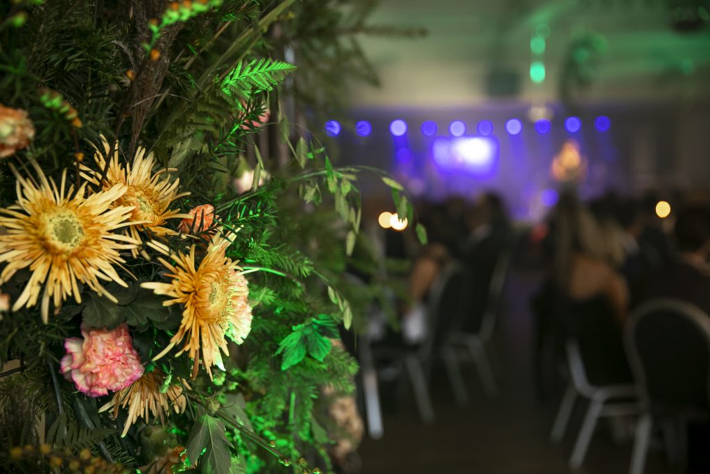 Sedan starten av Tjustgalan har floristen Lars Nilsson tillsammans med familj designat de vackra blomsterdekorationerna som fyller Magasinet under kvällen.